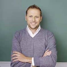 Lehrerin bei der fachlichen Betreuung
