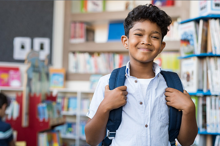 Lächelnder Schüler im Unterricht