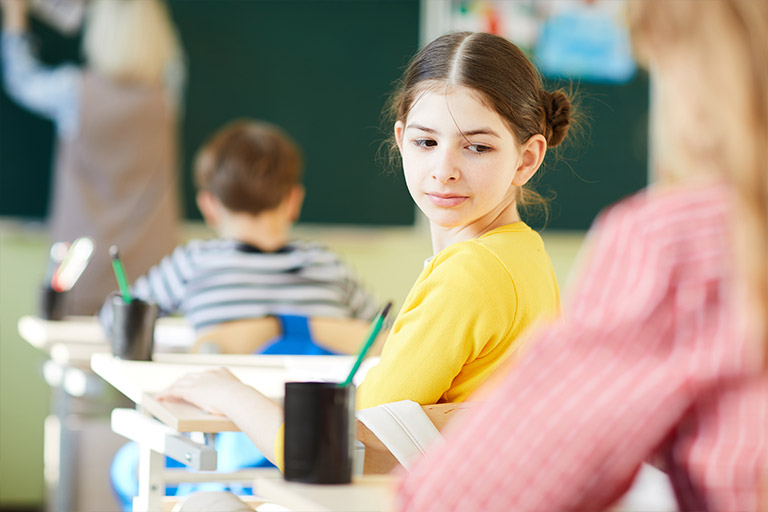 Schüler schreiben eine Schularbeit